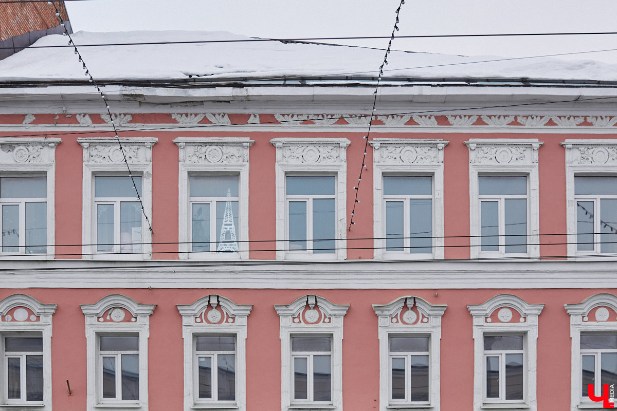 В конце XVIII века первый гражданский губернатор Пётр Лазарев задумал построить в центре несколько зданий для Приказа общественного призрения. Возведение ансамбля из главного корпуса (сейчас это дом № 24 на улице Большой Московской) и трех флигелей началось в 1789 году по проекту владимирского архитектора Алексея Вершинского. У каждого из этих объектов очень интересная история. Сегодня «Ключ-Медиа» решил уделить внимание одному из бывших флигелей Приказа общественного призрения, известного нам как дом № 26 на улице Большой Московской.