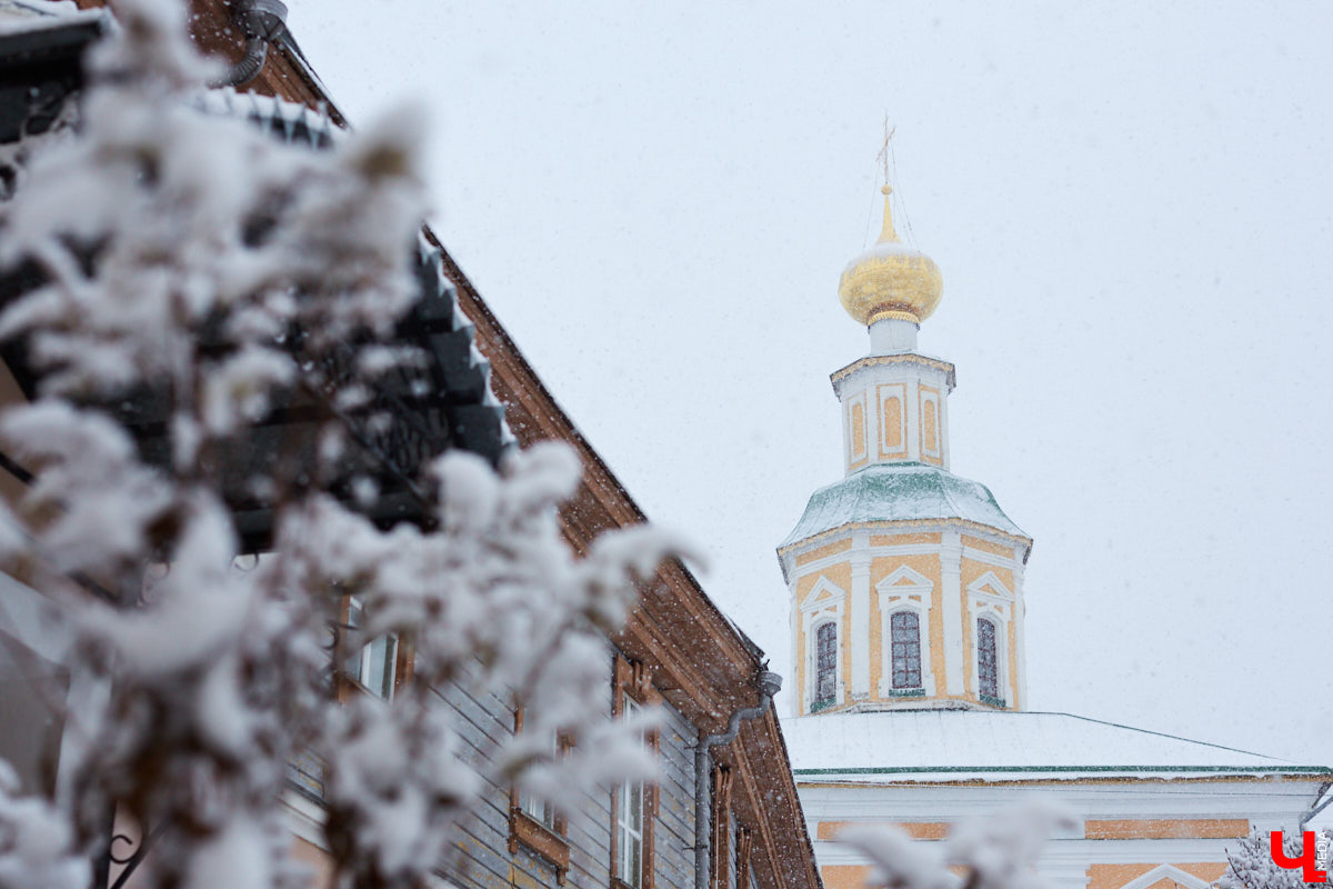 Январь 2024 года впечатлит даже тех, кто привык к метеосюрпризам. Согласно прогнозу, жителям Владимирской области стоит приготовиться к трипу из оттепели в ледяное царство и обратно. От поездки не отказаться, так что дружно садимся в этот погодный поезд и наблюдаем за происходящим через пассажирское окно.