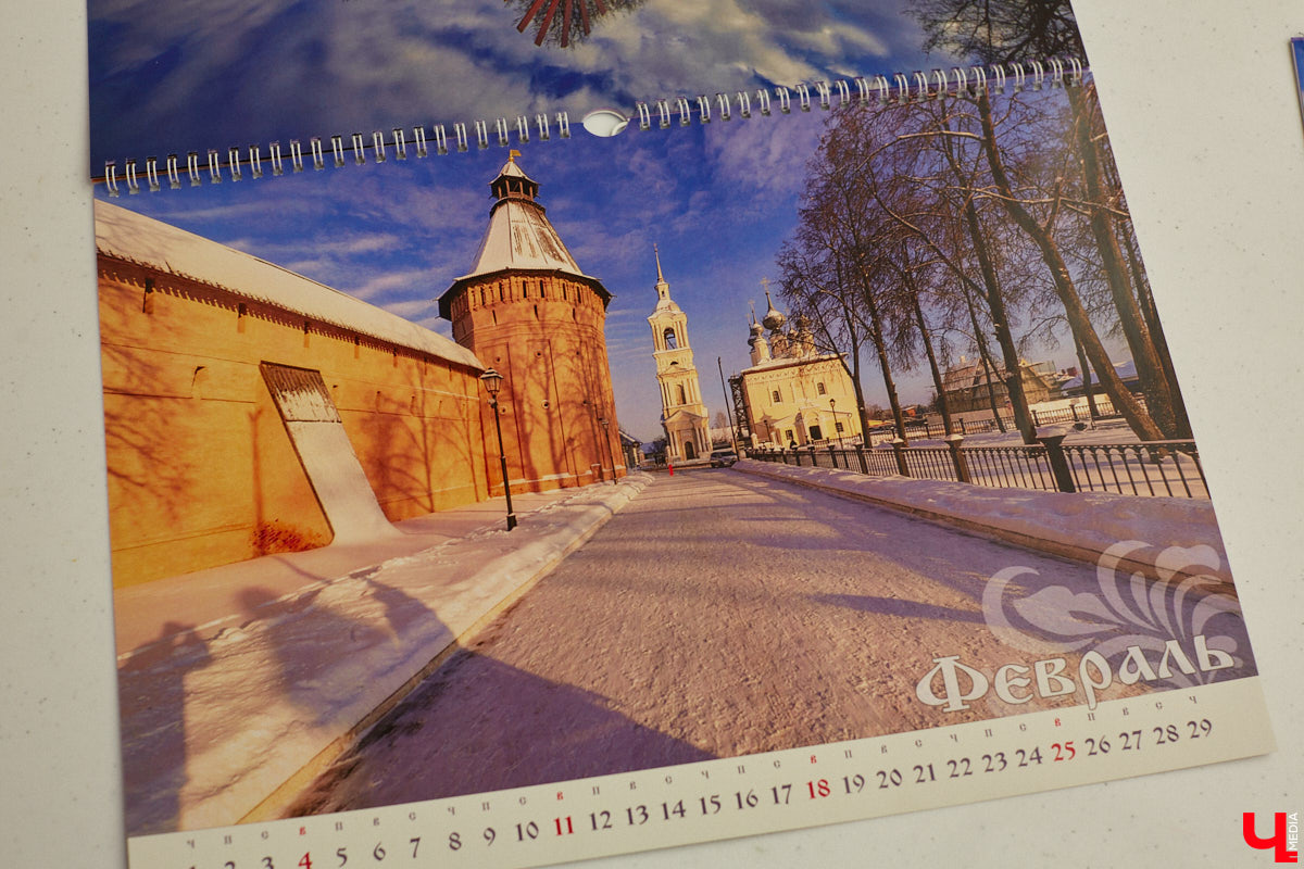 Борис Пучков выпустил календарь на 2024 год со снимками Суздаля. В сборник вошли 15 работ фотографа, сделанные в разное время и в разных местах. «Ключ-Медиа» поближе разглядел издание, ставшее подарком к тысячелетию города-музея.