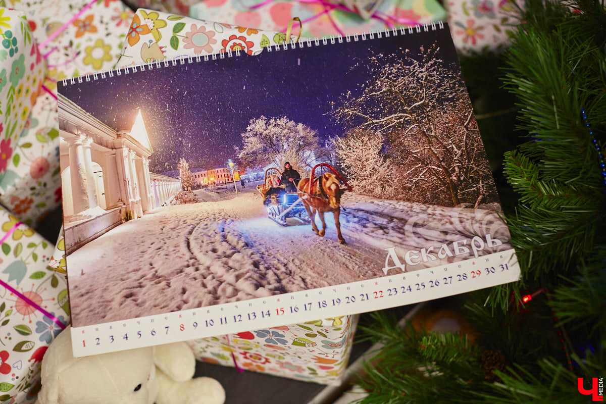 Борис Пучков выпустил календарь на 2024 год со снимками Суздаля. В сборник вошли 15 работ фотографа, сделанные в разное время и в разных местах. «Ключ-Медиа» поближе разглядел издание, ставшее подарком к тысячелетию города-музея.