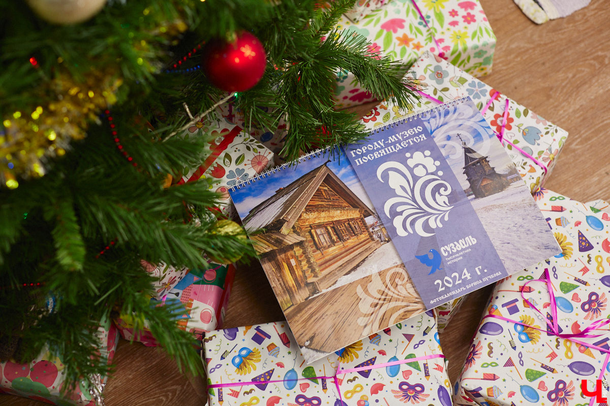 Борис Пучков выпустил календарь на 2024 год со снимками Суздаля. В сборник вошли 15 работ фотографа, сделанные в разное время и в разных местах. «Ключ-Медиа» поближе разглядел издание, ставшее подарком к тысячелетию города-музея.