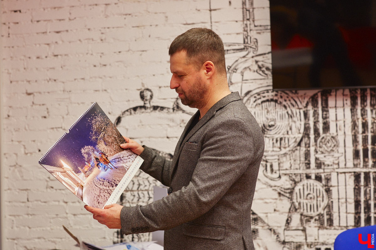 Борис Пучков выпустил календарь на 2024 год со снимками Суздаля. В сборник вошли 15 работ фотографа, сделанные в разное время и в разных местах. «Ключ-Медиа» поближе разглядел издание, ставшее подарком к тысячелетию города-музея.