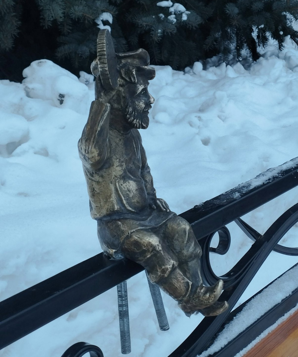 В Суздале установили шесть миниатюрных фигурок в образах жителей города, на поиски которых уже можно отправляться. Авторы идеи уверены, квест будет интересен гостям новогодней столицы России и семьям с детьми.