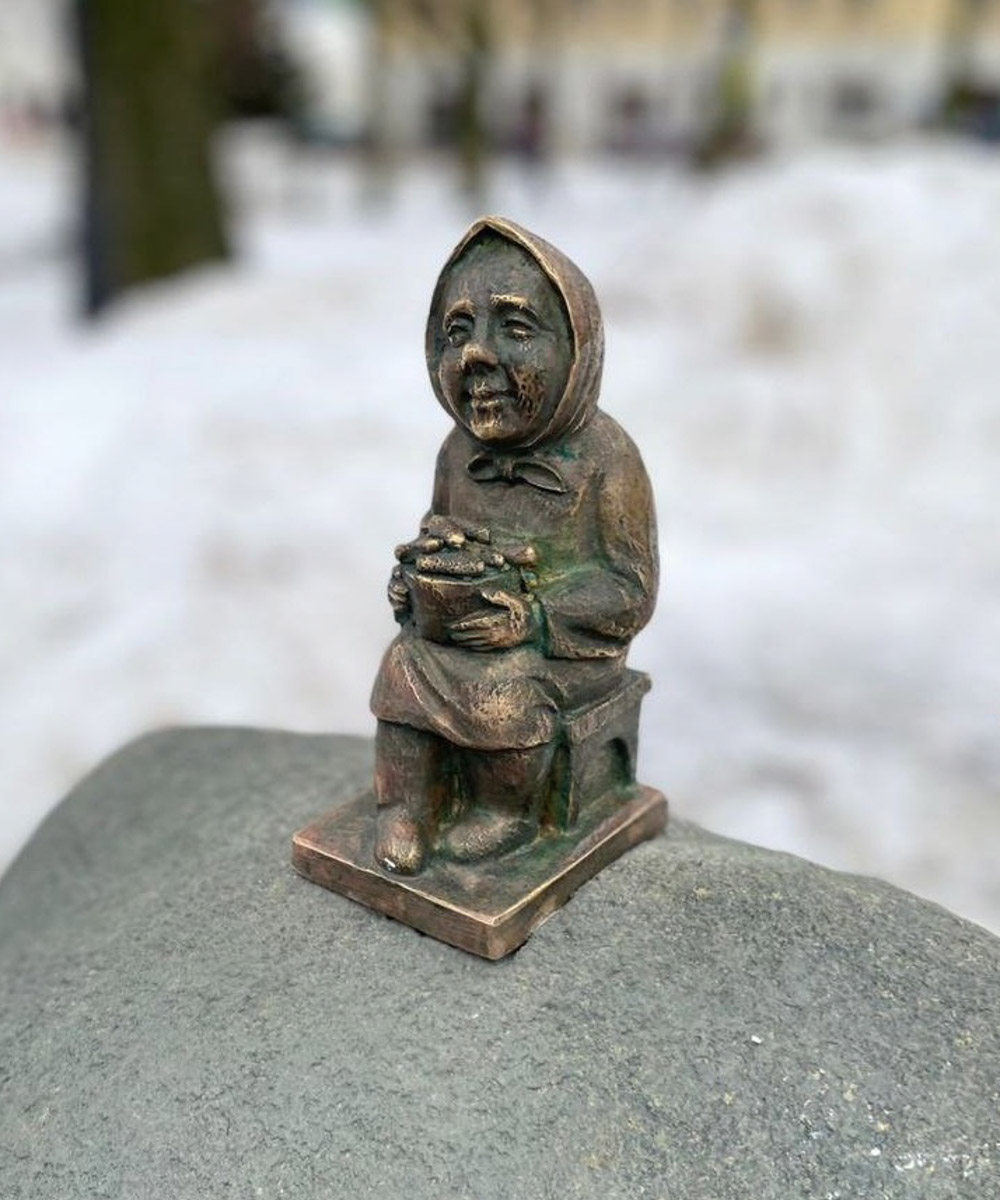 В Суздале установили шесть миниатюрных фигурок в образах жителей города, на поиски которых уже можно отправляться. Авторы идеи уверены, квест будет интересен гостям новогодней столицы России и семьям с детьми.