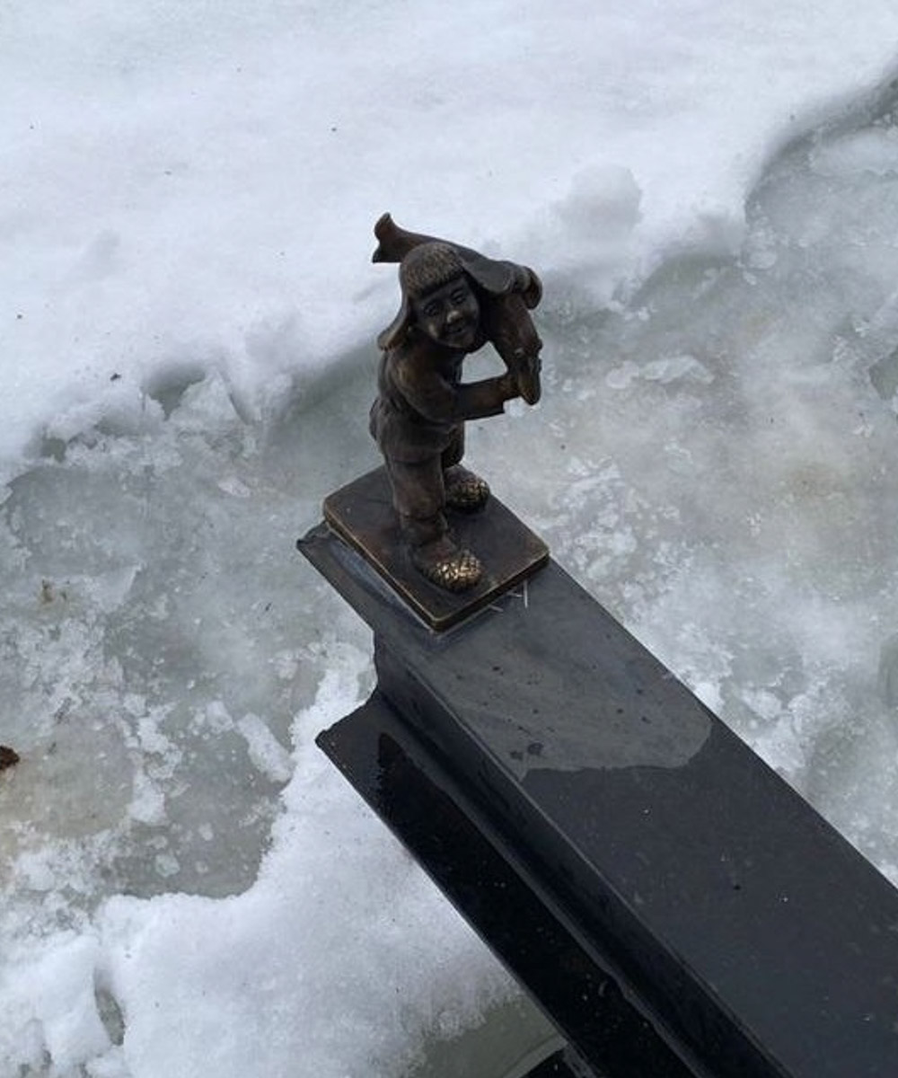 В Суздале установили шесть миниатюрных фигурок в образах жителей города, на поиски которых уже можно отправляться. Авторы идеи уверены, квест будет интересен гостям новогодней столицы России и семьям с детьми.