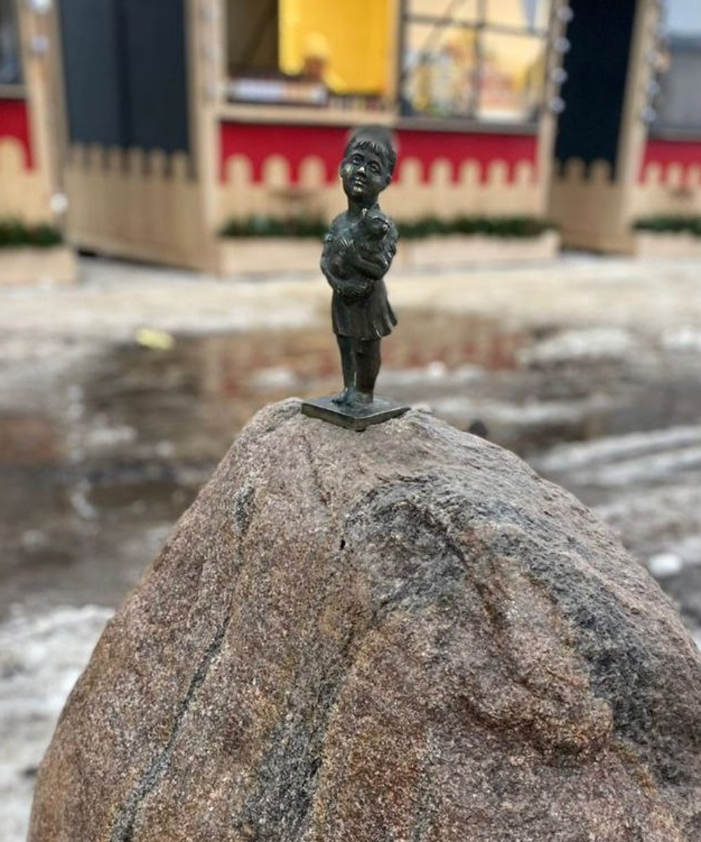 В Суздале установили шесть миниатюрных фигурок в образах жителей города, на поиски которых уже можно отправляться. Авторы идеи уверены, квест будет интересен гостям новогодней столицы России и семьям с детьми.