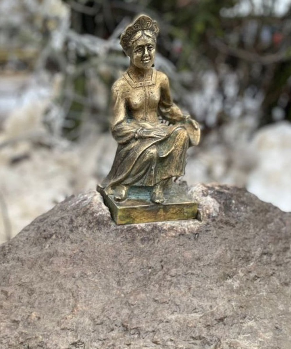 В Суздале установили шесть миниатюрных фигурок в образах жителей города, на поиски которых уже можно отправляться. Авторы идеи уверены, квест будет интересен гостям новогодней столицы России и семьям с детьми.