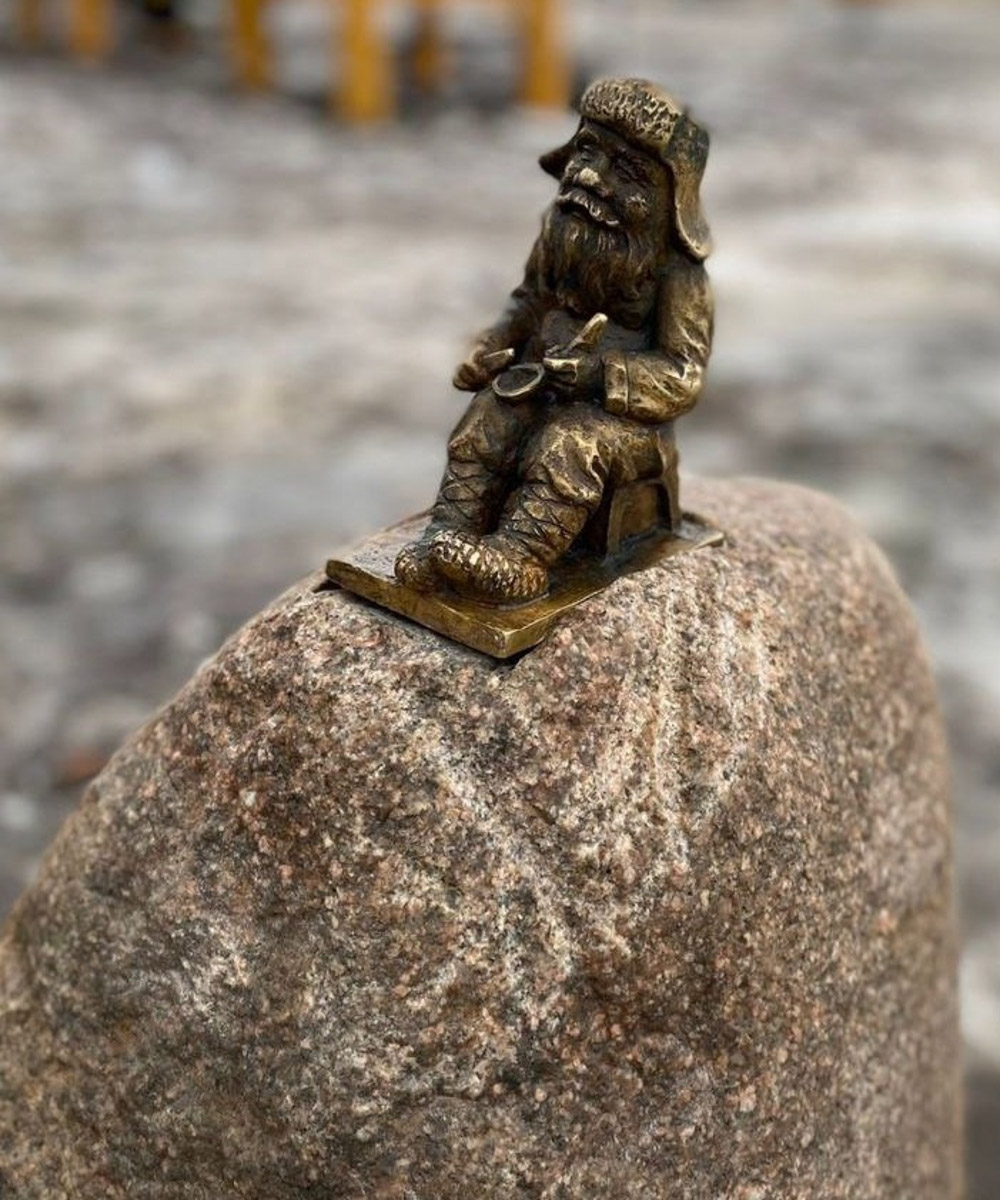 В Суздале установили шесть миниатюрных фигурок в образах жителей города, на поиски которых уже можно отправляться. Авторы идеи уверены, квест будет интересен гостям новогодней столицы России и семьям с детьми.