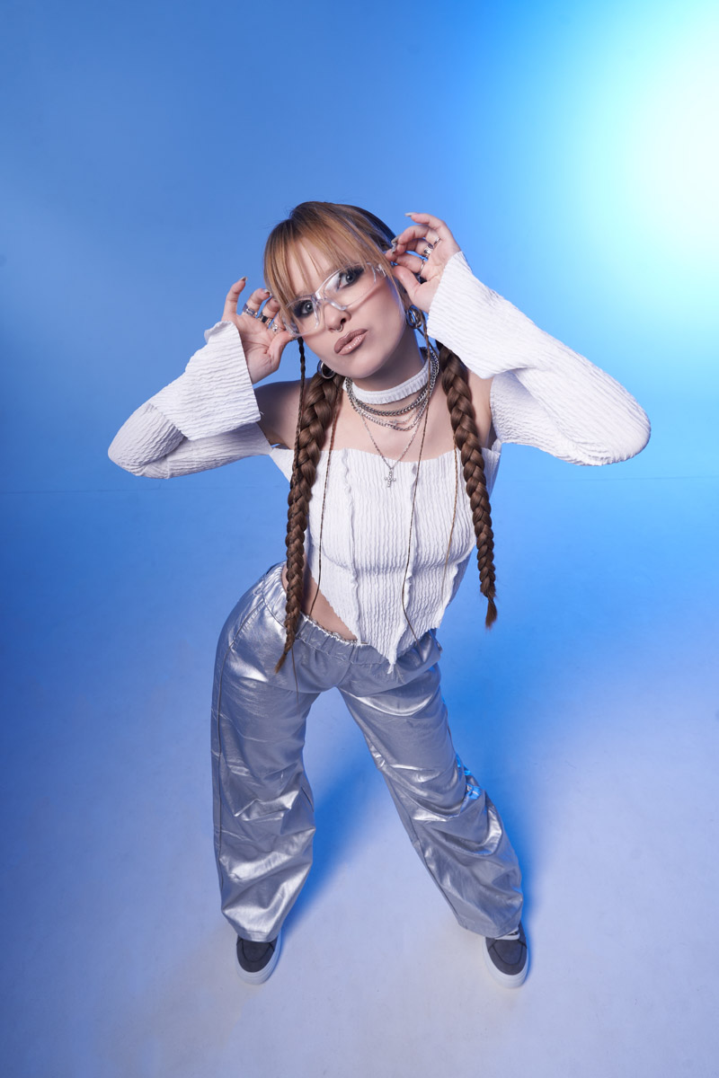 Алена Шелепова, осенью выпустившая сразу два трека, опять порадовала поклонников своего творчества новой композицией. «Ключ-Медиа» поговорил с ней об этом и других событиях ее восходящей музыкальной карьеры.