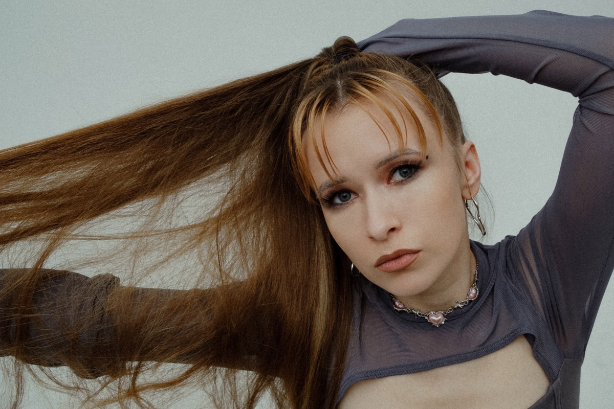 Алена Шелепова, осенью выпустившая сразу два трека, опять порадовала поклонников своего творчества новой композицией. «Ключ-Медиа» поговорил с ней об этом и других событиях ее восходящей музыкальной карьеры.