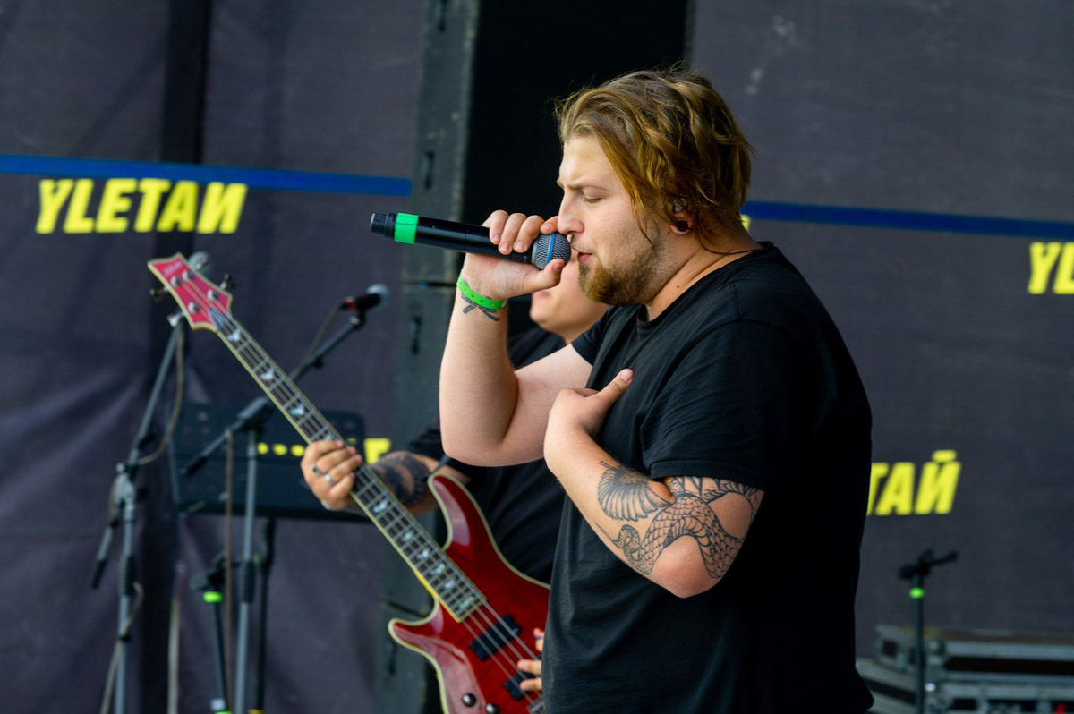 С момента нашего последнего разговора с «Аймсори» с командой произошло много всего: выступление на федеральном фестивале «YLETAЙ-2023», договор с лейблом «Союз», мини-тур по городам России, выход долгожданного альбома. Наконец, в декабре группе исполнилось два года. Ну чем не повод вновь пообщаться с ребятами?