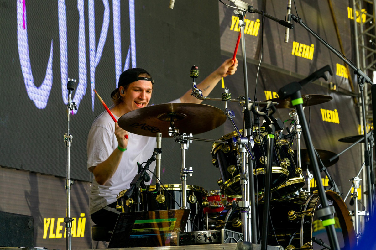 С момента нашего последнего разговора с «Аймсори» с командой произошло много всего: выступление на федеральном фестивале «YLETAЙ-2023», договор с лейблом «Союз», мини-тур по городам России, выход долгожданного альбома. Наконец, в декабре группе исполнилось два года. Ну чем не повод вновь пообщаться с ребятами?