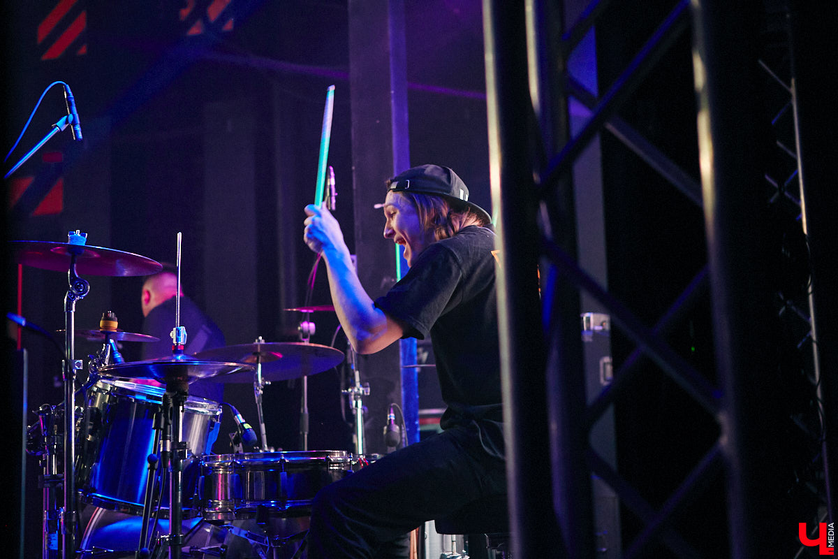 С момента нашего последнего разговора с «Аймсори» с командой произошло много всего: выступление на федеральном фестивале «YLETAЙ-2023», договор с лейблом «Союз», мини-тур по городам России, выход долгожданного альбома. Наконец, в декабре группе исполнилось два года. Ну чем не повод вновь пообщаться с ребятами?