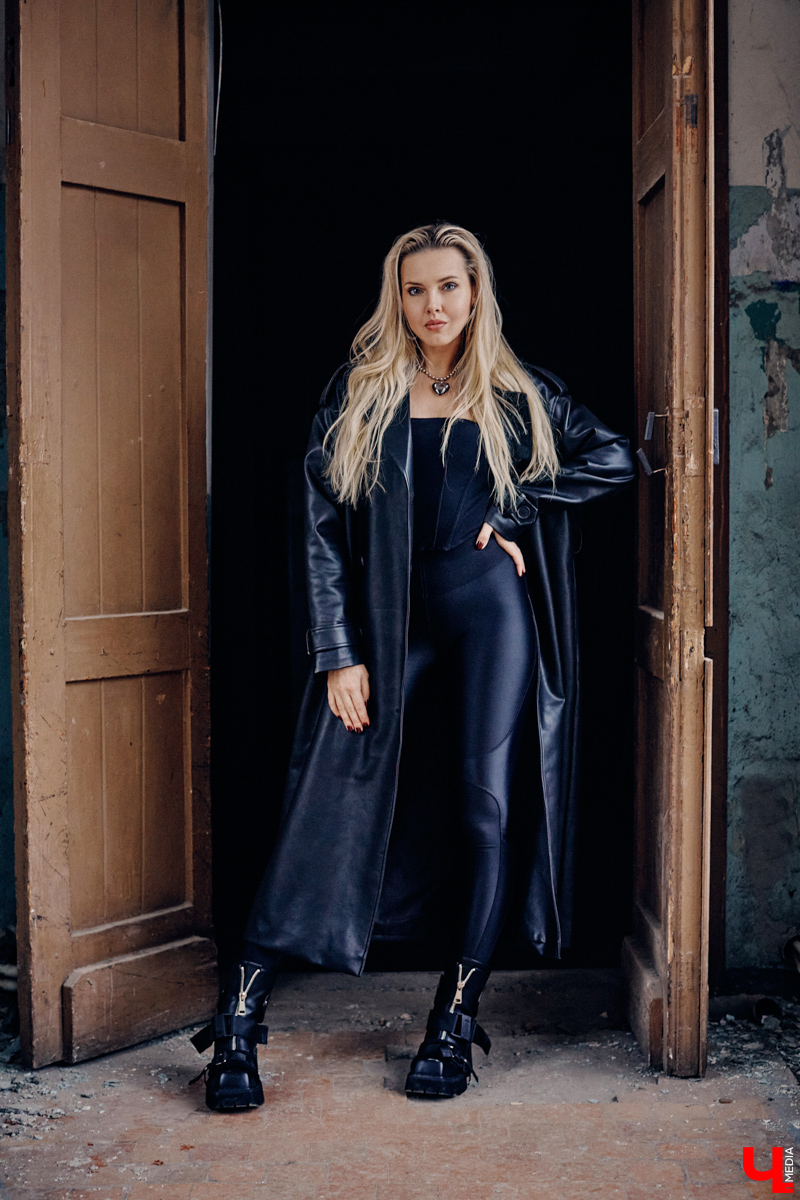 Эта девушка, без сомнения, яркая и творческая личность. А потому и наряды она выбирает себе под стать. Аутфиты отражают ее черты характера. Рассказываем, под какое настроение они были созданы и для каких ситуаций подходят.