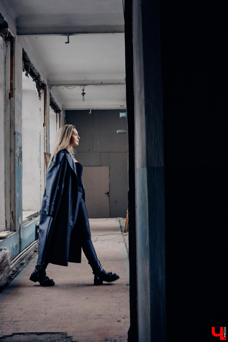 Эта девушка, без сомнения, яркая и творческая личность. А потому и наряды она выбирает себе под стать. Аутфиты отражают ее черты характера. Рассказываем, под какое настроение они были созданы и для каких ситуаций подходят.