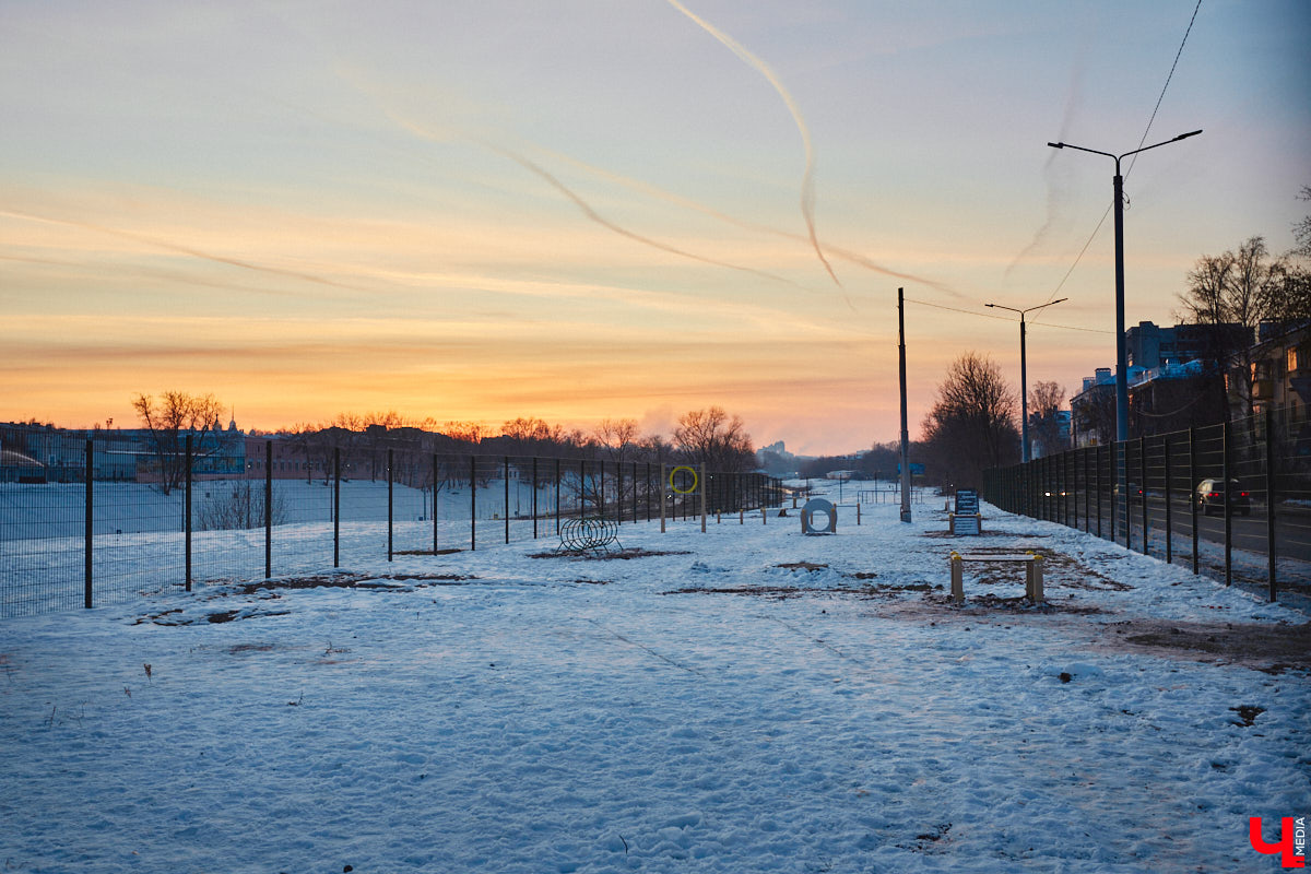 В областной столице регулярно появляются спортивные зоны и детские площадки, а вот централизованных территорий для выгула и дрессировки собак дефицит. За пару лет было построено несколько парков в разных районах города. Оценить существующую дог-инфраструктуру «Ключ-Медиа» попросил владимирского кинолога.