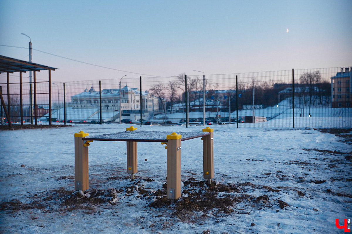В областной столице регулярно появляются спортивные зоны и детские площадки, а вот централизованных территорий для выгула и дрессировки собак дефицит. За пару лет было построено несколько парков в разных районах города. Оценить существующую дог-инфраструктуру «Ключ-Медиа» попросил владимирского кинолога.