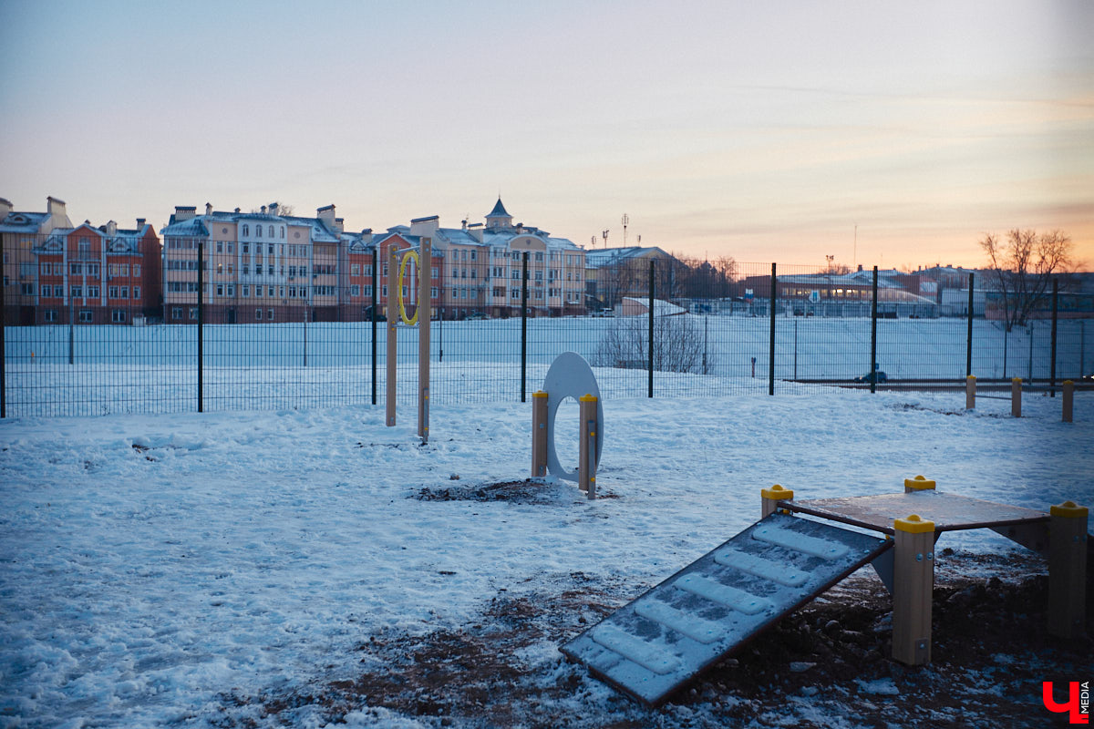 В областной столице регулярно появляются спортивные зоны и детские площадки, а вот централизованных территорий для выгула и дрессировки собак дефицит. За пару лет было построено несколько парков в разных районах города. Оценить существующую дог-инфраструктуру «Ключ-Медиа» попросил владимирского кинолога.