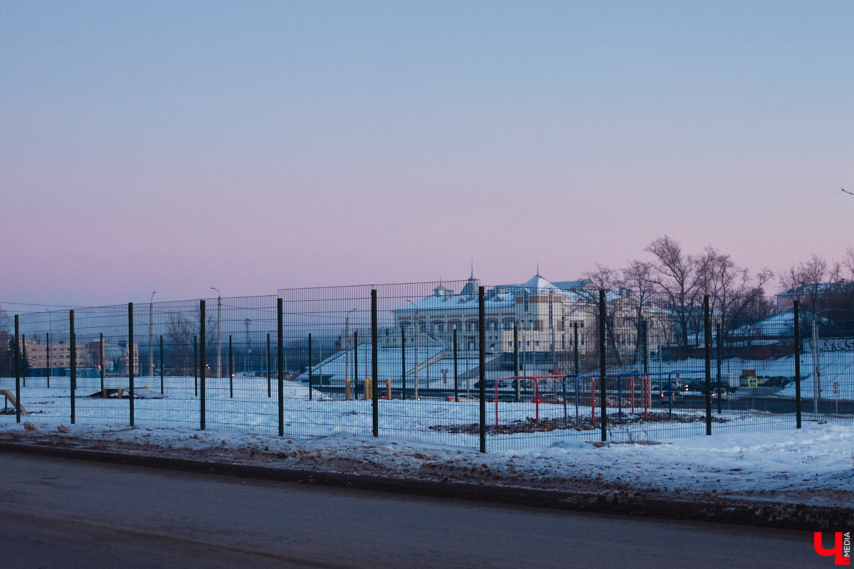 В областной столице регулярно появляются спортивные зоны и детские площадки, а вот централизованных территорий для выгула и дрессировки собак дефицит. За пару лет было построено несколько парков в разных районах города. Оценить существующую дог-инфраструктуру «Ключ-Медиа» попросил владимирского кинолога.