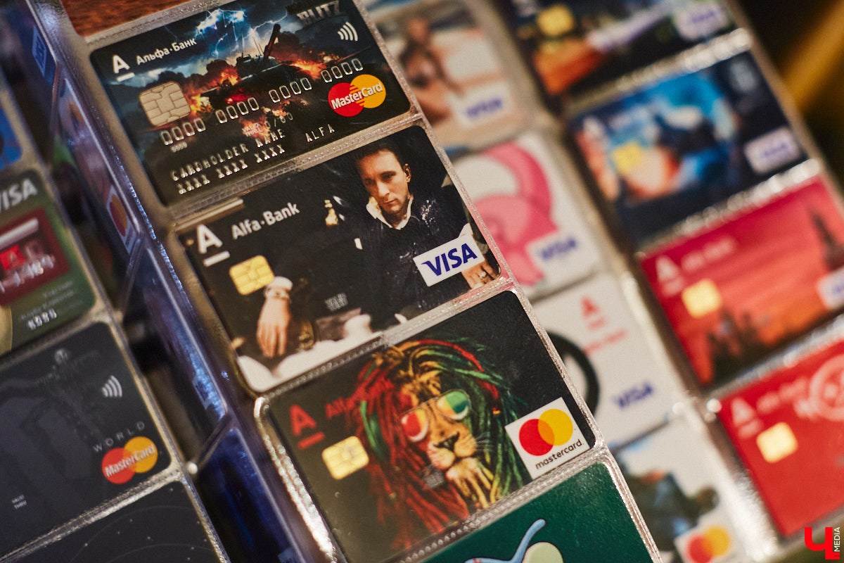 Жительница Владимира собрала огромное количество пластиковых кредиток. Сейчас у девушки больше тысячи банковских карт оригинальных дизайнов. И найти повторяющиеся образцы не получится, все в единственном экземпляре. «Ключ-Медиа» первым рассмотрел эту коллекцию.