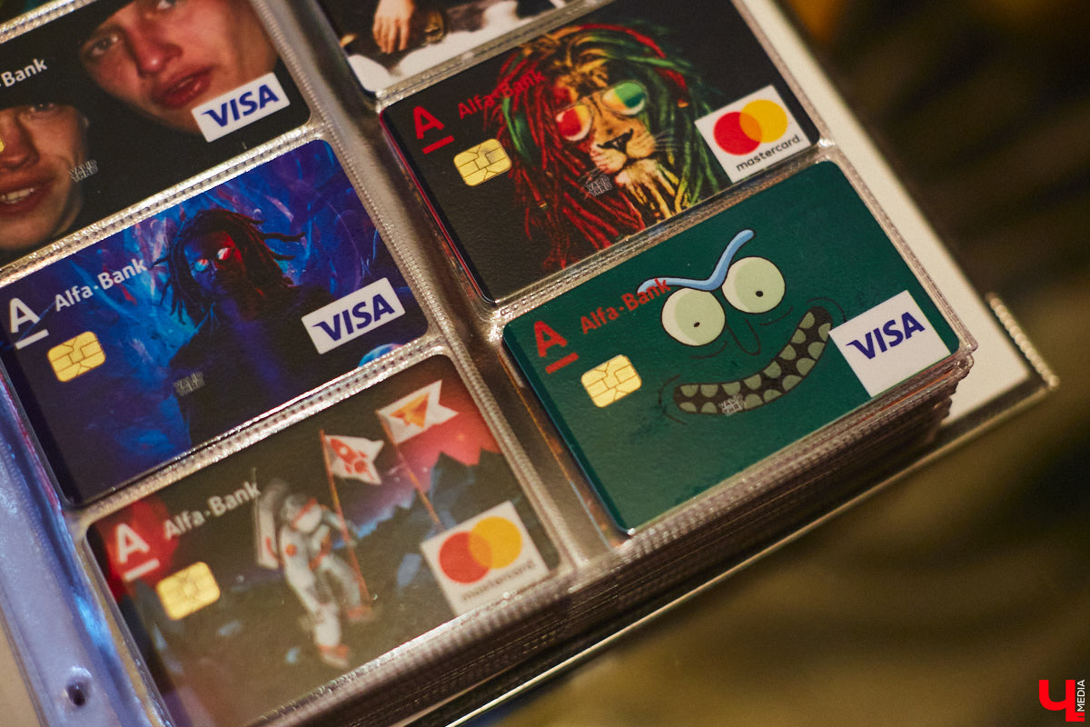 Жительница Владимира собрала огромное количество пластиковых кредиток. Сейчас у девушки больше тысячи банковских карт оригинальных дизайнов. И найти повторяющиеся образцы не получится, все в единственном экземпляре. «Ключ-Медиа» первым рассмотрел эту коллекцию.