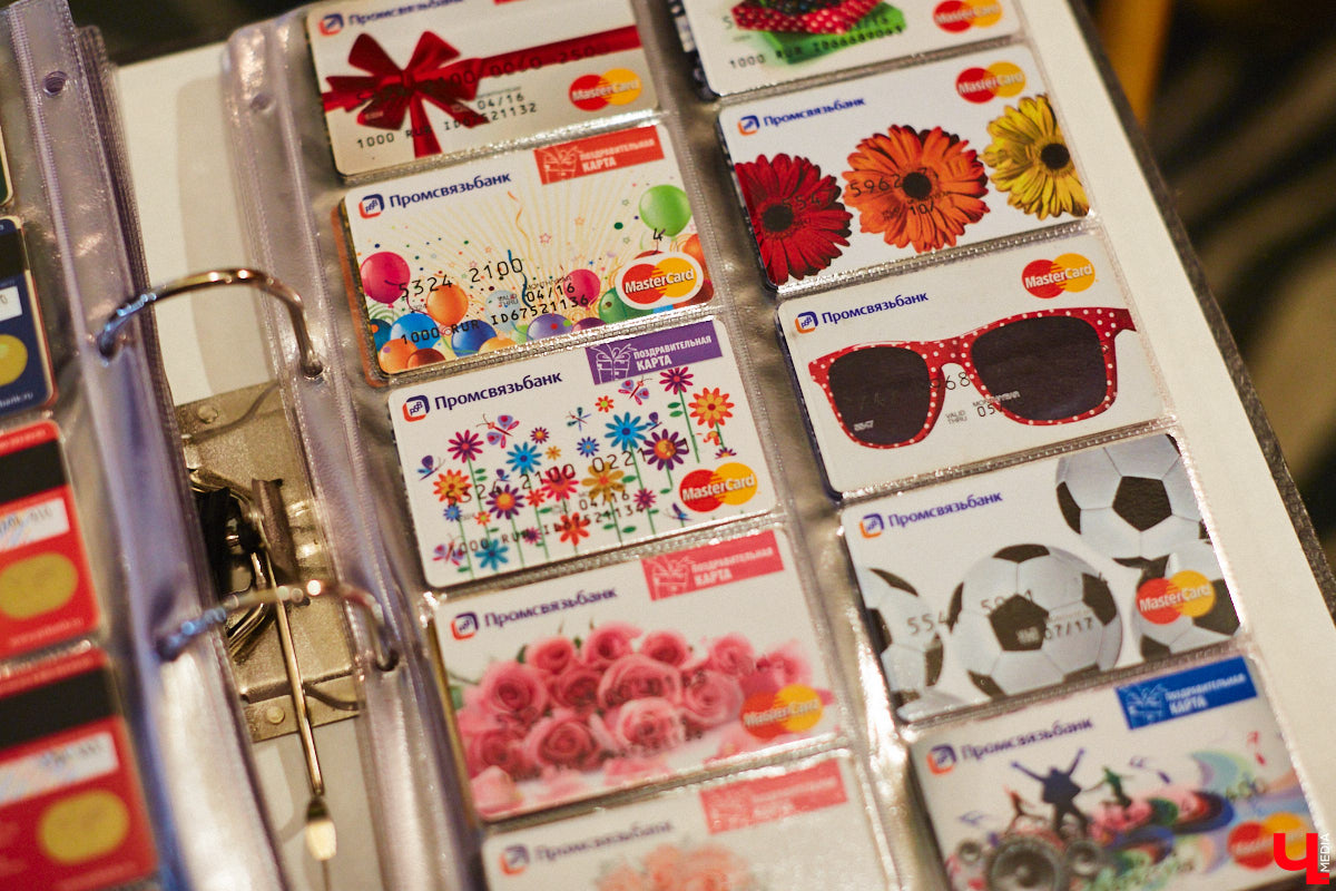 Жительница Владимира собрала огромное количество пластиковых кредиток. Сейчас у девушки больше тысячи банковских карт оригинальных дизайнов. И найти повторяющиеся образцы не получится, все в единственном экземпляре. «Ключ-Медиа» первым рассмотрел эту коллекцию.