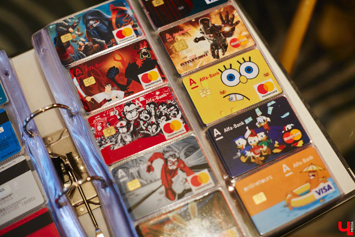 Жительница Владимира собрала огромное количество пластиковых кредиток. Сейчас у девушки больше тысячи банковских карт оригинальных дизайнов. И найти повторяющиеся образцы не получится, все в единственном экземпляре. «Ключ-Медиа» первым рассмотрел эту коллекцию.