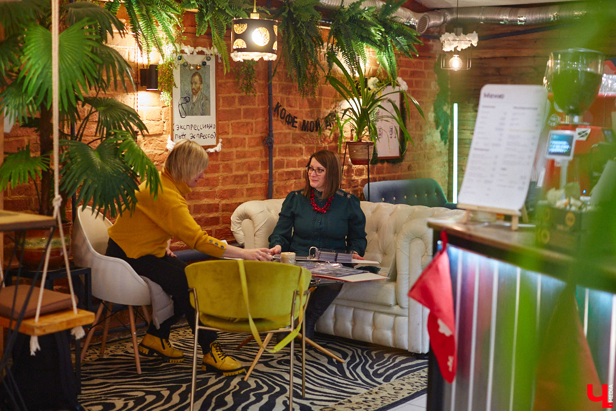 Жительница Владимира собрала огромное количество пластиковых кредиток. Сейчас у девушки больше тысячи банковских карт оригинальных дизайнов. И найти повторяющиеся образцы не получится, все в единственном экземпляре. «Ключ-Медиа» первым рассмотрел эту коллекцию.