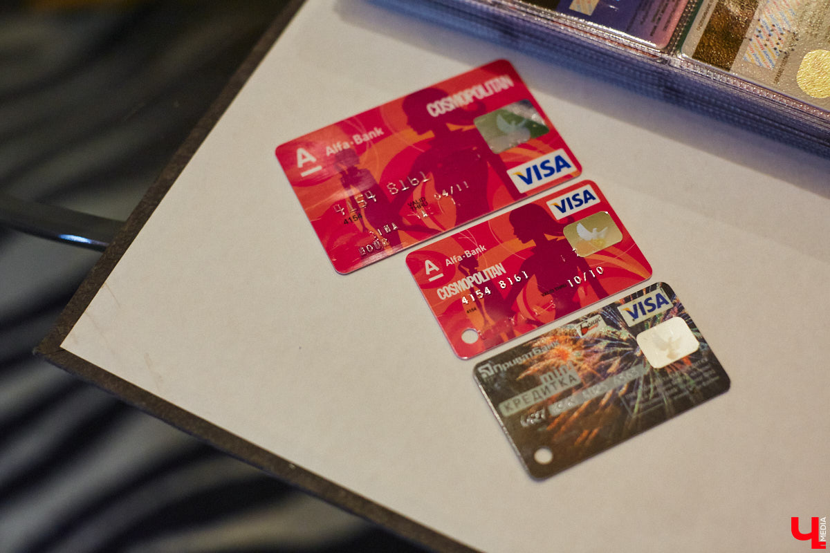 Жительница Владимира собрала огромное количество пластиковых кредиток. Сейчас у девушки больше тысячи банковских карт оригинальных дизайнов. И найти повторяющиеся образцы не получится, все в единственном экземпляре. «Ключ-Медиа» первым рассмотрел эту коллекцию.