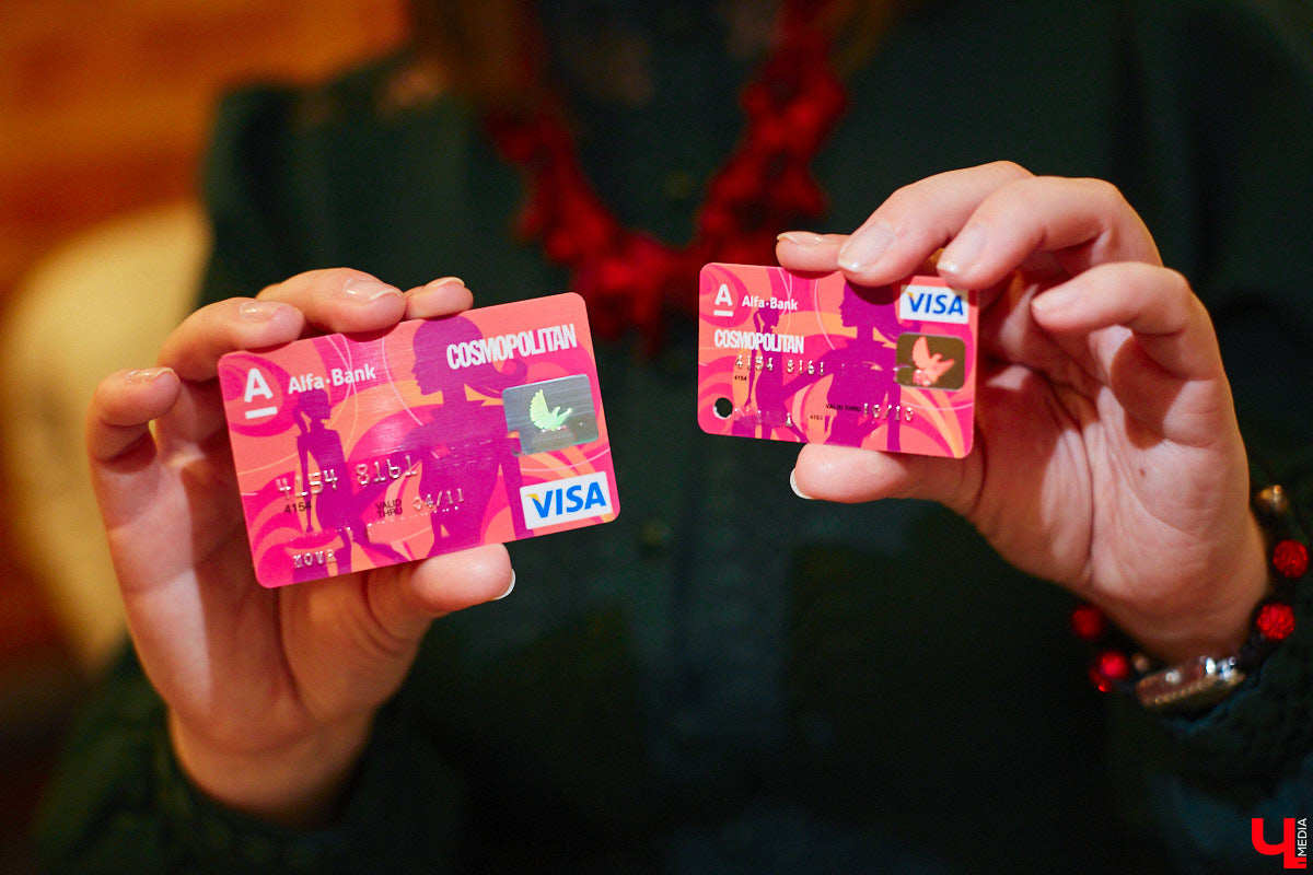 Жительница Владимира собрала огромное количество пластиковых кредиток. Сейчас у девушки больше тысячи банковских карт оригинальных дизайнов. И найти повторяющиеся образцы не получится, все в единственном экземпляре. «Ключ-Медиа» первым рассмотрел эту коллекцию.