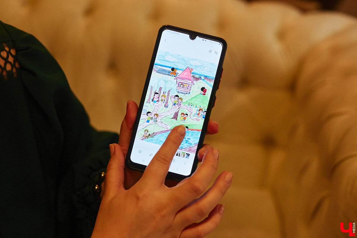 Жительница Владимира собрала огромное количество пластиковых кредиток. Сейчас у девушки больше тысячи банковских карт оригинальных дизайнов. И найти повторяющиеся образцы не получится, все в единственном экземпляре. «Ключ-Медиа» первым рассмотрел эту коллекцию.