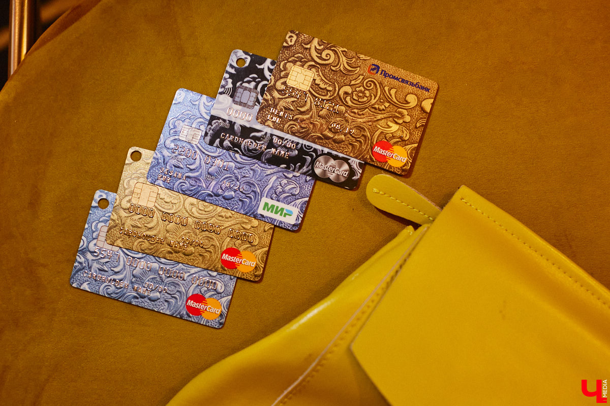Жительница Владимира собрала огромное количество пластиковых кредиток. Сейчас у девушки больше тысячи банковских карт оригинальных дизайнов. И найти повторяющиеся образцы не получится, все в единственном экземпляре. «Ключ-Медиа» первым рассмотрел эту коллекцию.