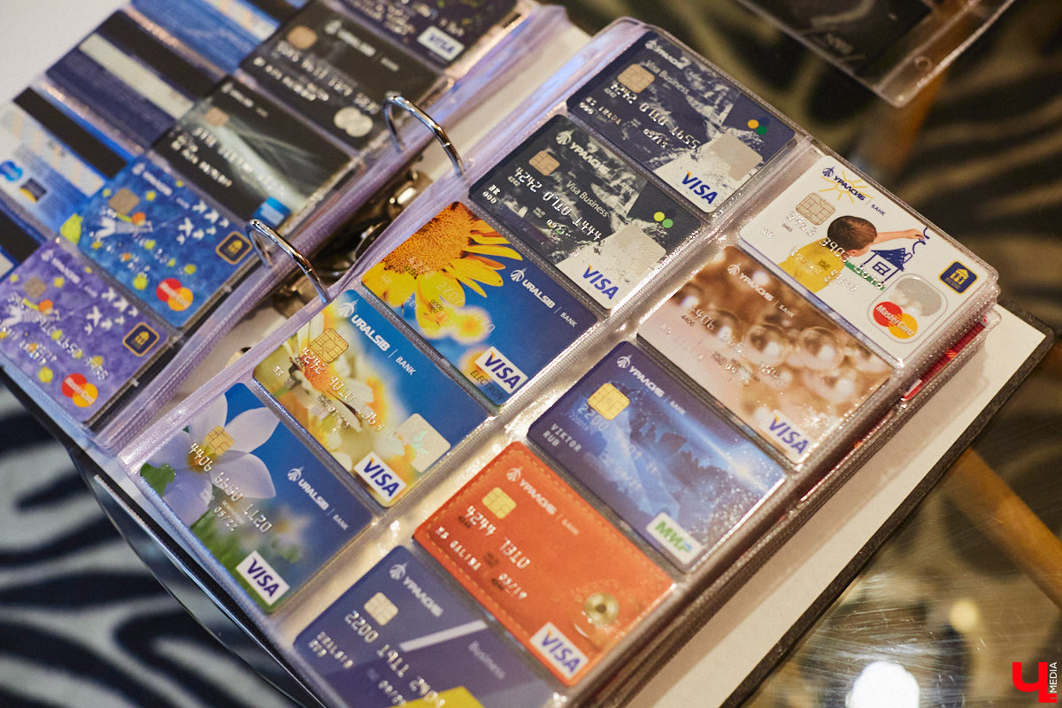 Жительница Владимира собрала огромное количество пластиковых кредиток. Сейчас у девушки больше тысячи банковских карт оригинальных дизайнов. И найти повторяющиеся образцы не получится, все в единственном экземпляре. «Ключ-Медиа» первым рассмотрел эту коллекцию.