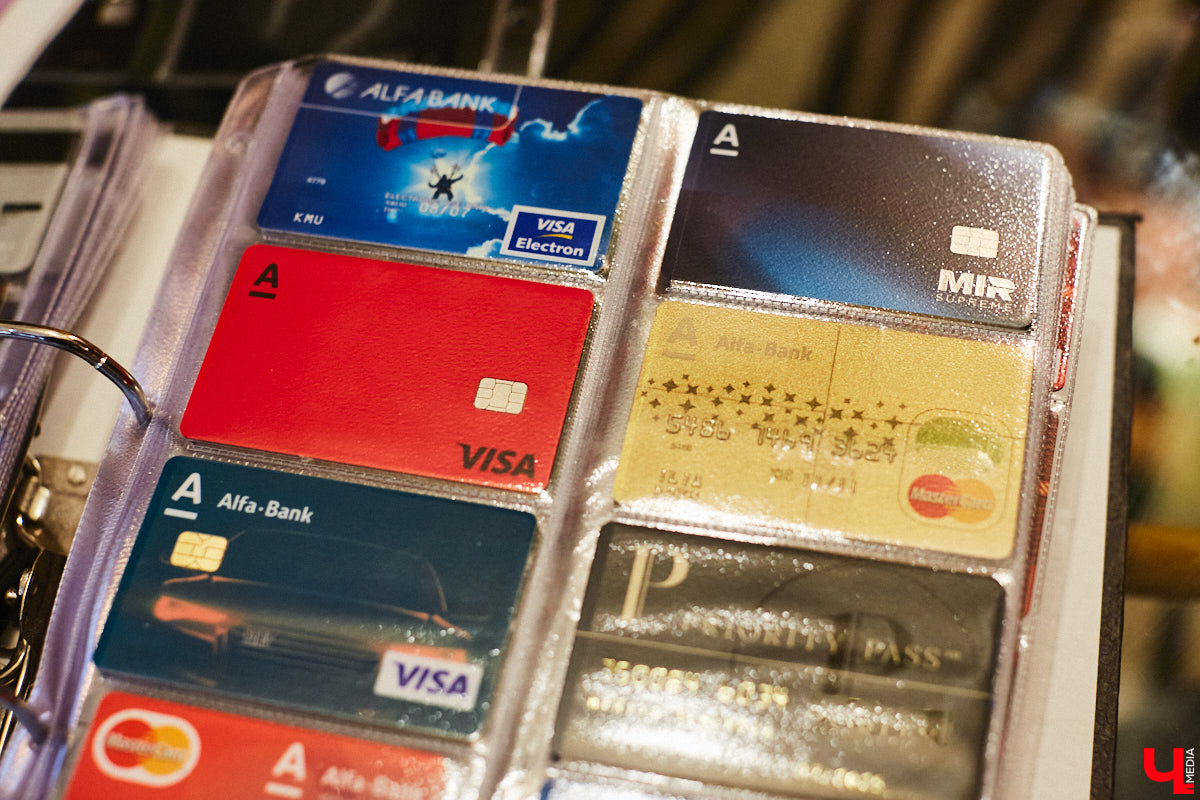 Жительница Владимира собрала огромное количество пластиковых кредиток. Сейчас у девушки больше тысячи банковских карт оригинальных дизайнов. И найти повторяющиеся образцы не получится, все в единственном экземпляре. «Ключ-Медиа» первым рассмотрел эту коллекцию.