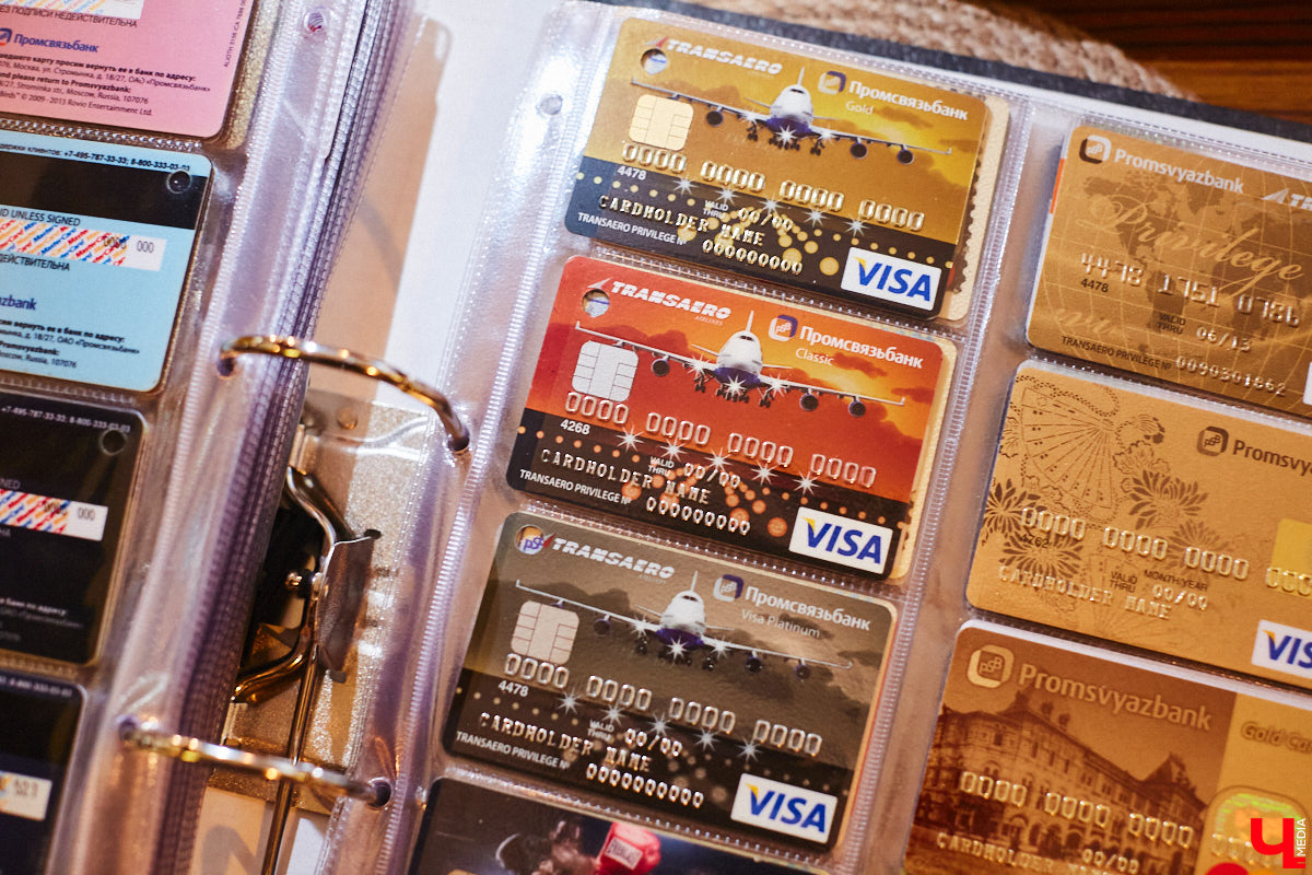 Жительница Владимира собрала огромное количество пластиковых кредиток. Сейчас у девушки больше тысячи банковских карт оригинальных дизайнов. И найти повторяющиеся образцы не получится, все в единственном экземпляре. «Ключ-Медиа» первым рассмотрел эту коллекцию.