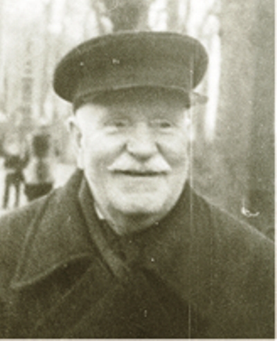 Накануне Нового года над магазином в доме № 22 на улице Большой Московской появилась вывеска «Дом купца Белова». Таким образом новые владельцы этого здания напомнили нам о знаменитой купеческой семье в губернском Владимире начала XX века. В центре города у Белова было колбасное производство, магазин и трактир, а около села Красное он открыл ткацкую фабрику, на основе которой в советское время появился завод «Точмаш». После революции знания и навыки Белова тоже оказались очень востребованными: он работал технологом на самых крупных мясоперерабатывающих комбинатах Советского Союза.