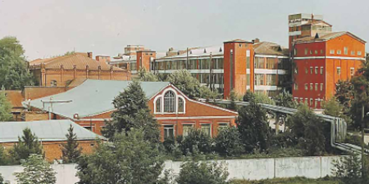 Накануне Нового года над магазином в доме № 22 на улице Большой Московской появилась вывеска «Дом купца Белова». Таким образом новые владельцы этого здания напомнили нам о знаменитой купеческой семье в губернском Владимире начала XX века. В центре города у Белова было колбасное производство, магазин и трактир, а около села Красное он открыл ткацкую фабрику, на основе которой в советское время появился завод «Точмаш». После революции знания и навыки Белова тоже оказались очень востребованными: он работал технологом на самых крупных мясоперерабатывающих комбинатах Советского Союза.