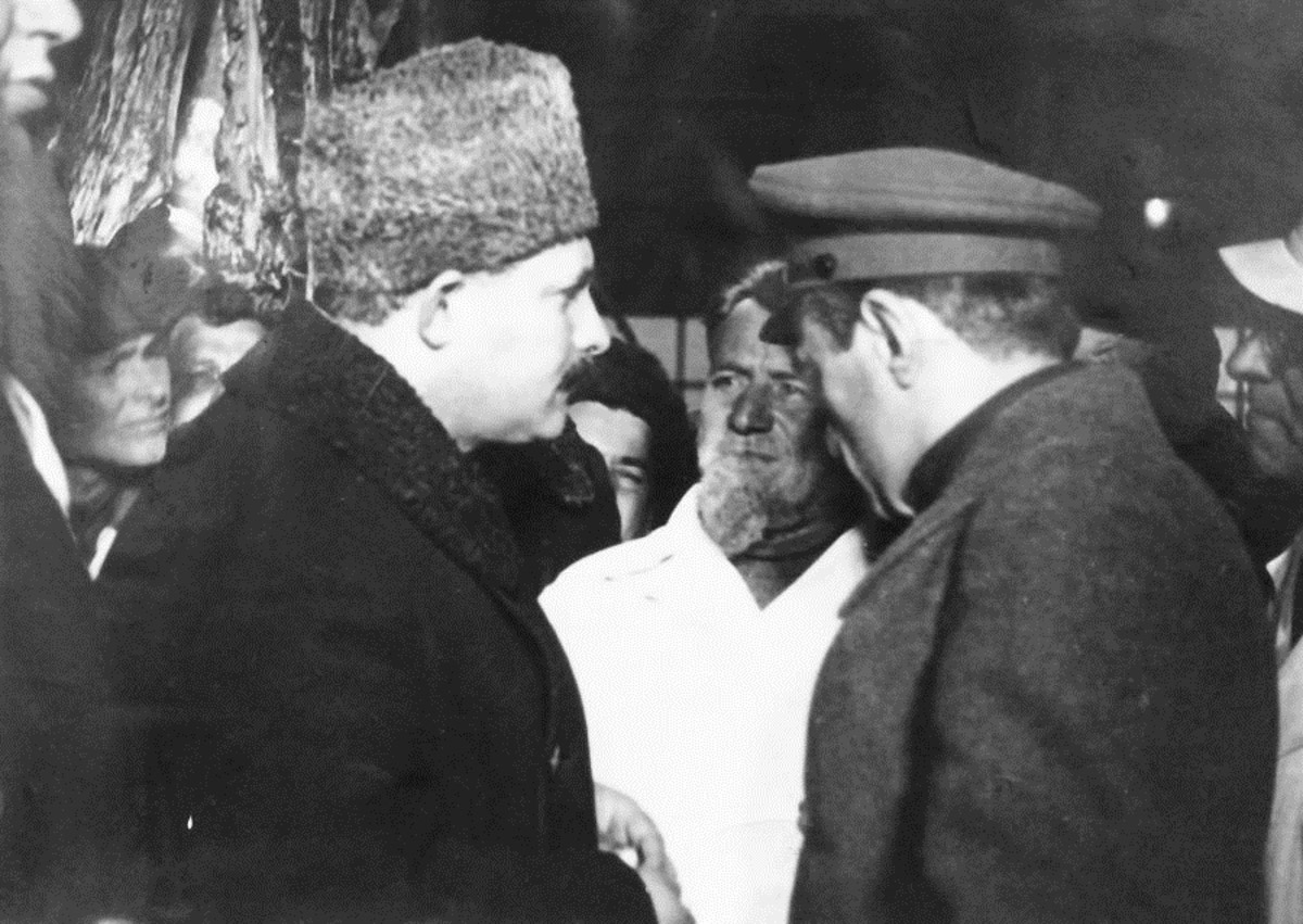 Накануне Нового года над магазином в доме № 22 на улице Большой Московской появилась вывеска «Дом купца Белова». Таким образом новые владельцы этого здания напомнили нам о знаменитой купеческой семье в губернском Владимире начала XX века. В центре города у Белова было колбасное производство, магазин и трактир, а около села Красное он открыл ткацкую фабрику, на основе которой в советское время появился завод «Точмаш». После революции знания и навыки Белова тоже оказались очень востребованными: он работал технологом на самых крупных мясоперерабатывающих комбинатах Советского Союза.