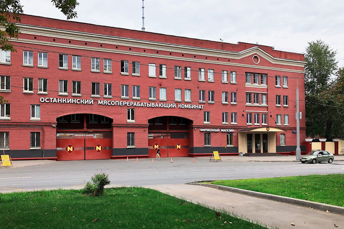 Накануне Нового года над магазином в доме № 22 на улице Большой Московской появилась вывеска «Дом купца Белова». Таким образом новые владельцы этого здания напомнили нам о знаменитой купеческой семье в губернском Владимире начала XX века. В центре города у Белова было колбасное производство, магазин и трактир, а около села Красное он открыл ткацкую фабрику, на основе которой в советское время появился завод «Точмаш». После революции знания и навыки Белова тоже оказались очень востребованными: он работал технологом на самых крупных мясоперерабатывающих комбинатах Советского Союза.