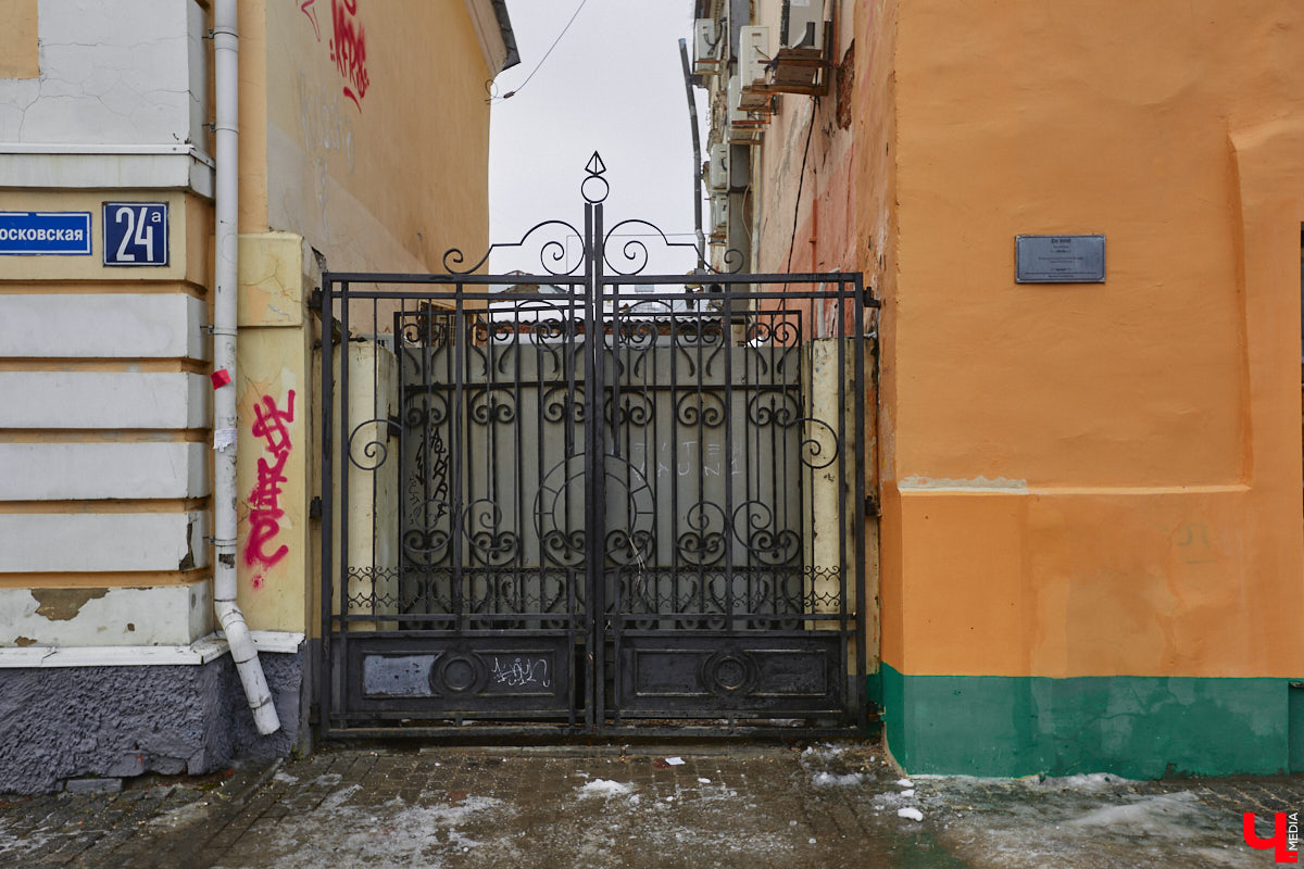 Накануне Нового года над магазином в доме № 22 на улице Большой Московской появилась вывеска «Дом купца Белова». Таким образом новые владельцы этого здания напомнили нам о знаменитой купеческой семье в губернском Владимире начала XX века. В центре города у Белова было колбасное производство, магазин и трактир, а около села Красное он открыл ткацкую фабрику, на основе которой в советское время появился завод «Точмаш». После революции знания и навыки Белова тоже оказались очень востребованными: он работал технологом на самых крупных мясоперерабатывающих комбинатах Советского Союза.