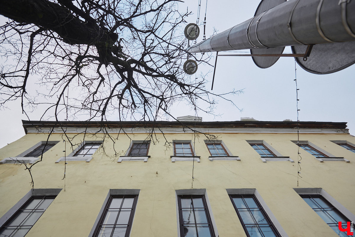 Накануне Нового года над магазином в доме № 22 на улице Большой Московской появилась вывеска «Дом купца Белова». Таким образом новые владельцы этого здания напомнили нам о знаменитой купеческой семье в губернском Владимире начала XX века. В центре города у Белова было колбасное производство, магазин и трактир, а около села Красное он открыл ткацкую фабрику, на основе которой в советское время появился завод «Точмаш». После революции знания и навыки Белова тоже оказались очень востребованными: он работал технологом на самых крупных мясоперерабатывающих комбинатах Советского Союза.