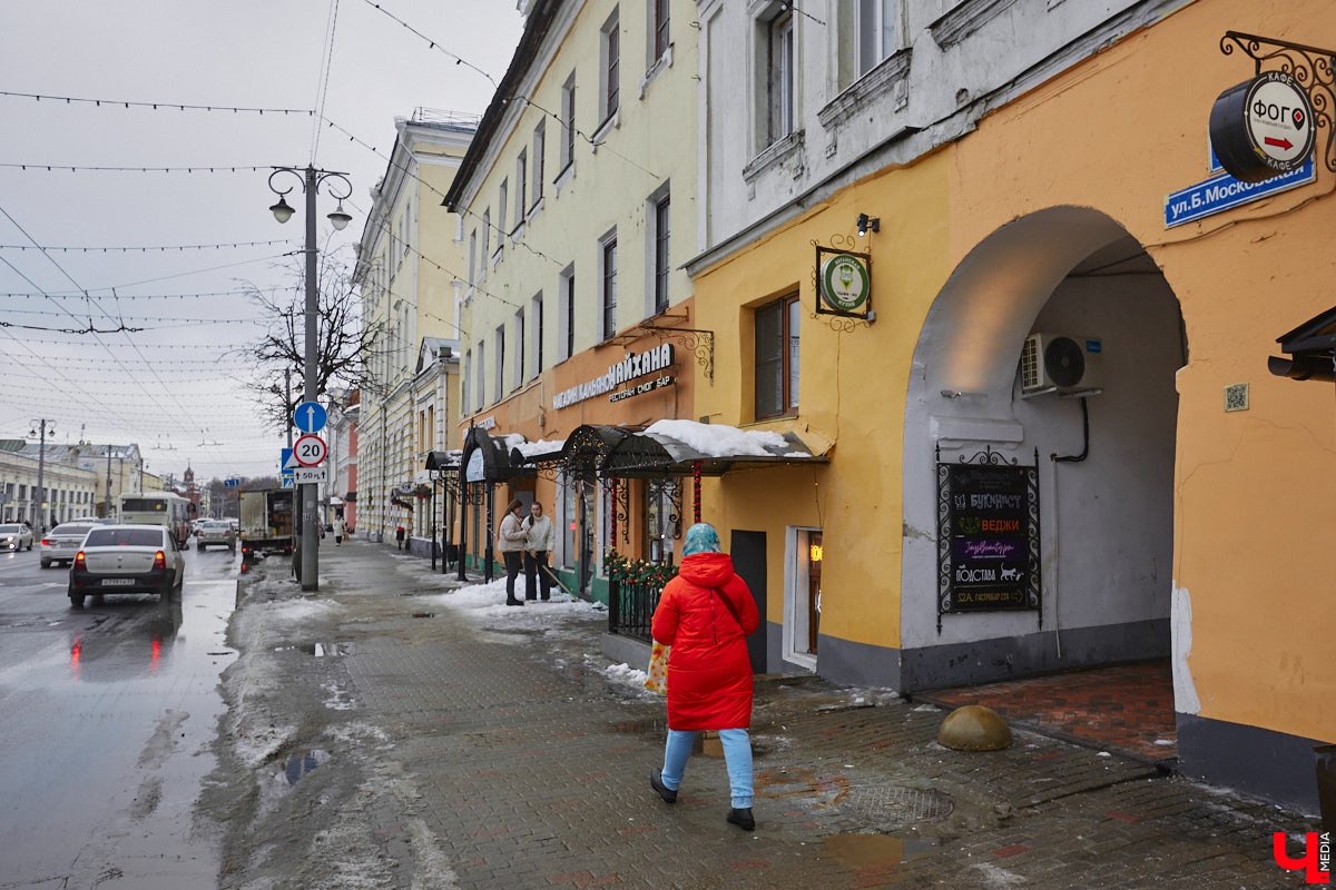 Накануне Нового года над магазином в доме № 22 на улице Большой Московской появилась вывеска «Дом купца Белова». Таким образом новые владельцы этого здания напомнили нам о знаменитой купеческой семье в губернском Владимире начала XX века. В центре города у Белова было колбасное производство, магазин и трактир, а около села Красное он открыл ткацкую фабрику, на основе которой в советское время появился завод «Точмаш». После революции знания и навыки Белова тоже оказались очень востребованными: он работал технологом на самых крупных мясоперерабатывающих комбинатах Советского Союза.