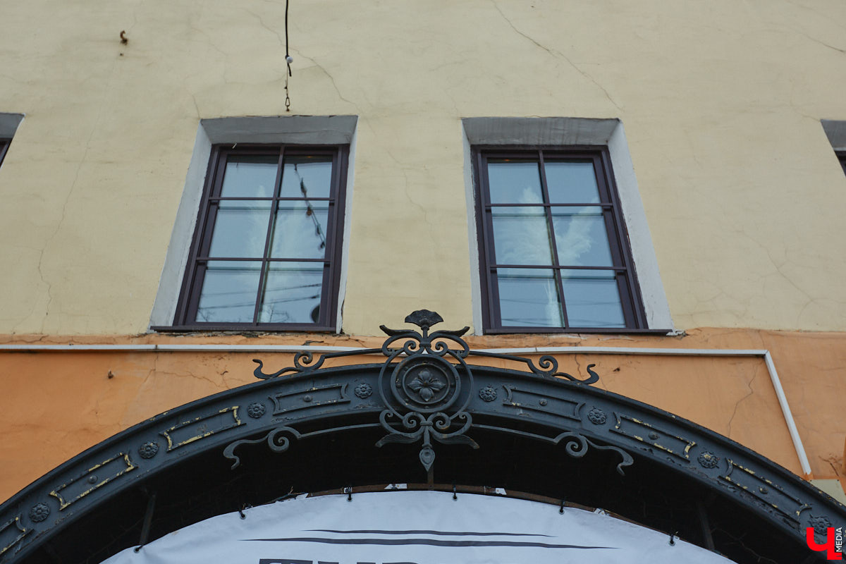 Накануне Нового года над магазином в доме № 22 на улице Большой Московской появилась вывеска «Дом купца Белова». Таким образом новые владельцы этого здания напомнили нам о знаменитой купеческой семье в губернском Владимире начала XX века. В центре города у Белова было колбасное производство, магазин и трактир, а около села Красное он открыл ткацкую фабрику, на основе которой в советское время появился завод «Точмаш». После революции знания и навыки Белова тоже оказались очень востребованными: он работал технологом на самых крупных мясоперерабатывающих комбинатах Советского Союза.