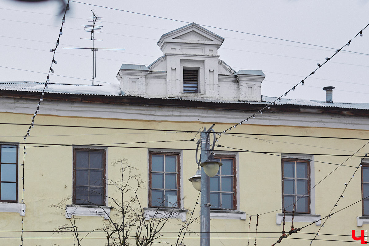 Накануне Нового года над магазином в доме № 22 на улице Большой Московской появилась вывеска «Дом купца Белова». Таким образом новые владельцы этого здания напомнили нам о знаменитой купеческой семье в губернском Владимире начала XX века. В центре города у Белова было колбасное производство, магазин и трактир, а около села Красное он открыл ткацкую фабрику, на основе которой в советское время появился завод «Точмаш». После революции знания и навыки Белова тоже оказались очень востребованными: он работал технологом на самых крупных мясоперерабатывающих комбинатах Советского Союза.