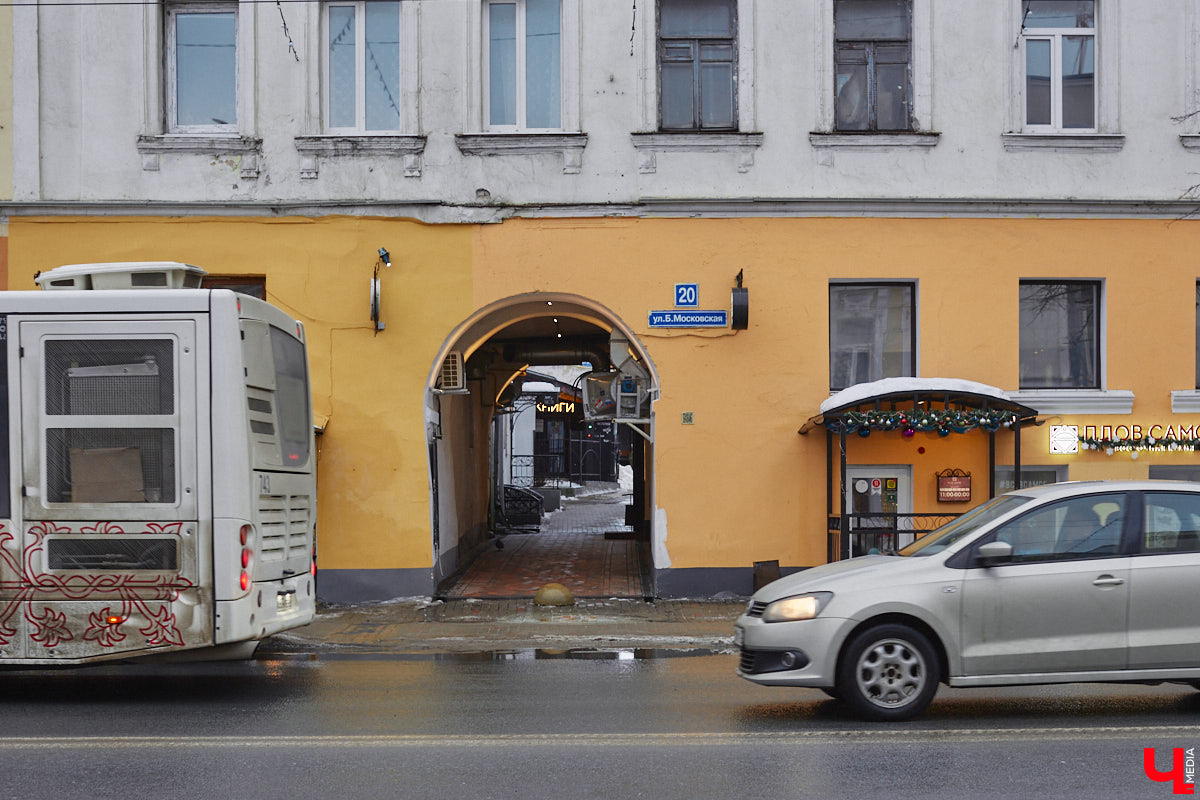 Накануне Нового года над магазином в доме № 22 на улице Большой Московской появилась вывеска «Дом купца Белова». Таким образом новые владельцы этого здания напомнили нам о знаменитой купеческой семье в губернском Владимире начала XX века. В центре города у Белова было колбасное производство, магазин и трактир, а около села Красное он открыл ткацкую фабрику, на основе которой в советское время появился завод «Точмаш». После революции знания и навыки Белова тоже оказались очень востребованными: он работал технологом на самых крупных мясоперерабатывающих комбинатах Советского Союза.