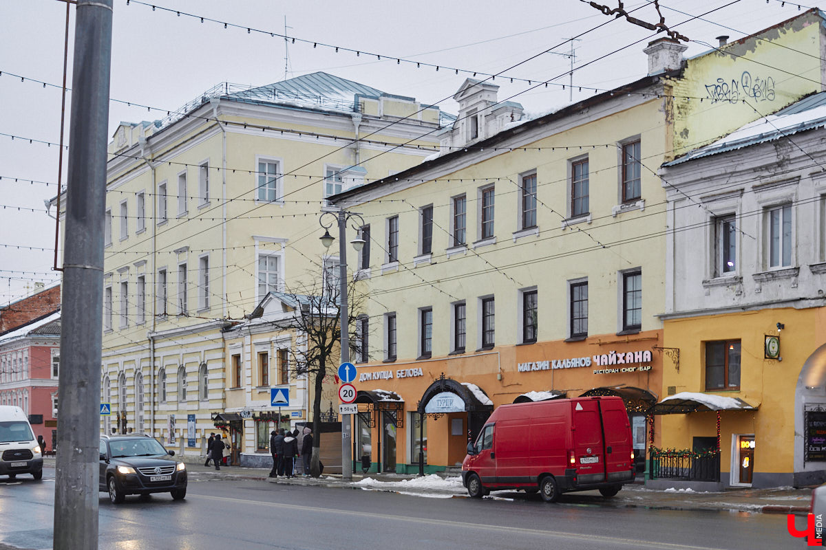 Накануне Нового года над магазином в доме № 22 на улице Большой Московской появилась вывеска «Дом купца Белова». Таким образом новые владельцы этого здания напомнили нам о знаменитой купеческой семье в губернском Владимире начала XX века. В центре города у Белова было колбасное производство, магазин и трактир, а около села Красное он открыл ткацкую фабрику, на основе которой в советское время появился завод «Точмаш». После революции знания и навыки Белова тоже оказались очень востребованными: он работал технологом на самых крупных мясоперерабатывающих комбинатах Советского Союза.