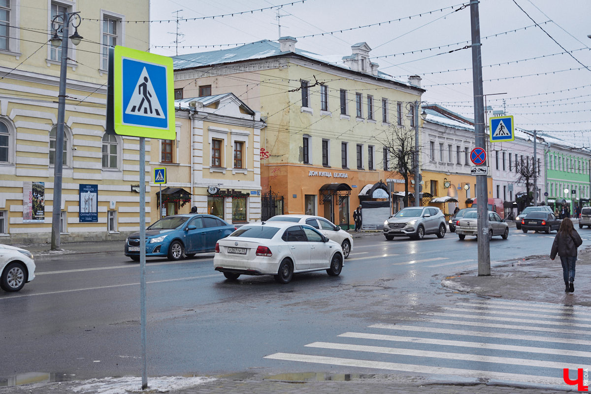 Накануне Нового года над магазином в доме № 22 на улице Большой Московской появилась вывеска «Дом купца Белова». Таким образом новые владельцы этого здания напомнили нам о знаменитой купеческой семье в губернском Владимире начала XX века. В центре города у Белова было колбасное производство, магазин и трактир, а около села Красное он открыл ткацкую фабрику, на основе которой в советское время появился завод «Точмаш». После революции знания и навыки Белова тоже оказались очень востребованными: он работал технологом на самых крупных мясоперерабатывающих комбинатах Советского Союза.