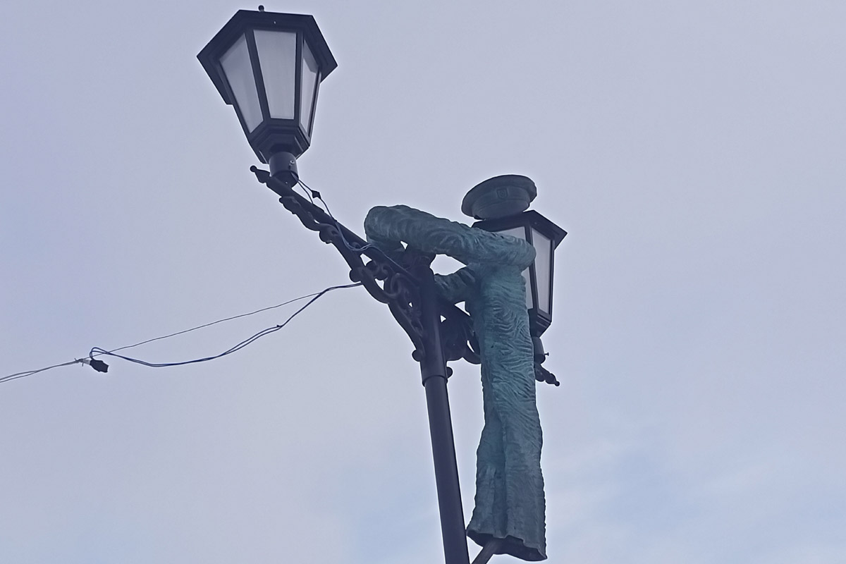 Всего за один месяц в городах нашего региона открыли несколько новых арт-объектов. Так, в Муроме установили скульптурную композицию местных жителей 19 века, а в Гусь-Хрустальном — двухметровую фигуру стеклодува. В Юрьеве-Польском же поселились персонажи известного фильма «Золотой теленок».