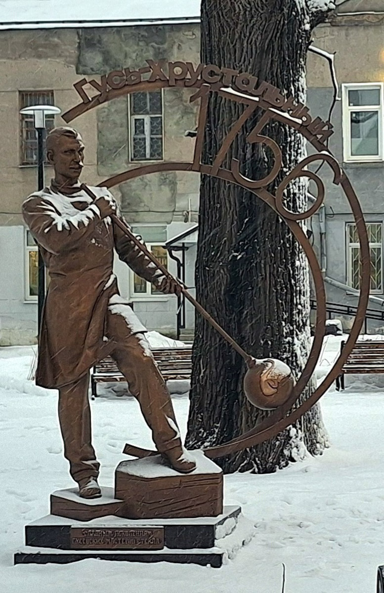 Всего за один месяц в городах нашего региона открыли несколько новых арт-объектов. Так, в Муроме установили скульптурную композицию местных жителей 19 века, а в Гусь-Хрустальном — двухметровую фигуру стеклодува. В Юрьеве-Польском же поселились персонажи известного фильма «Золотой теленок».