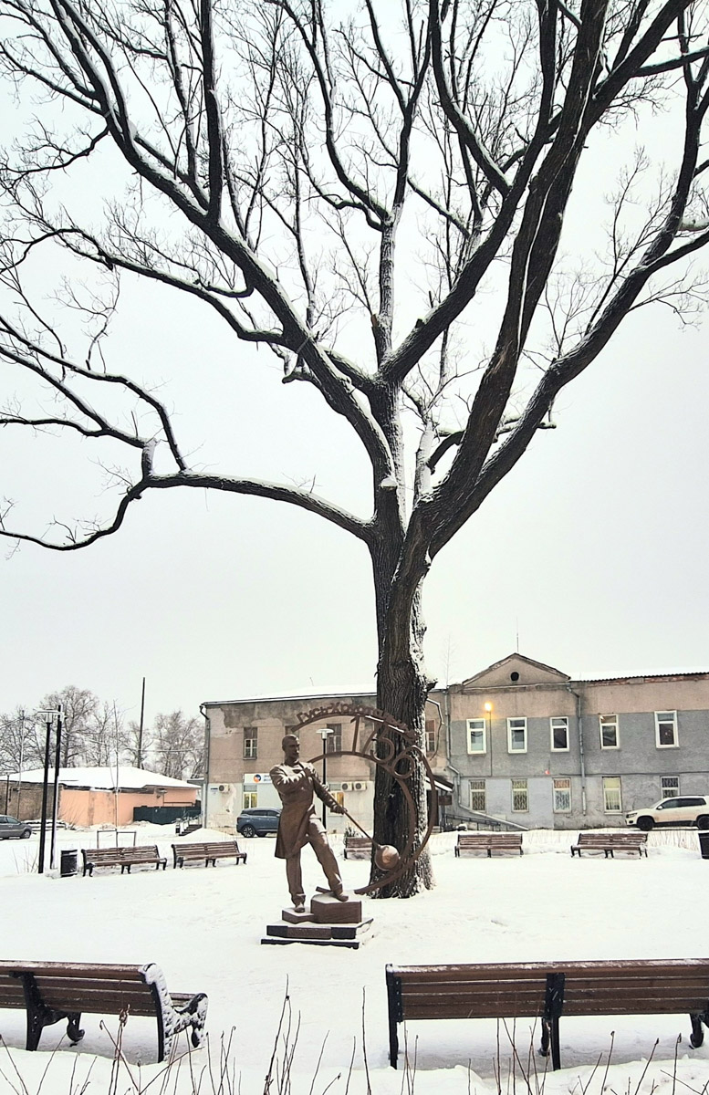Всего за один месяц в городах нашего региона открыли несколько новых арт-объектов. Так, в Муроме установили скульптурную композицию местных жителей 19 века, а в Гусь-Хрустальном — двухметровую фигуру стеклодува. В Юрьеве-Польском же поселились персонажи известного фильма «Золотой теленок».